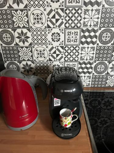 a coffee maker and a tea kettle on a table at Chez Nadia in Leutenheim