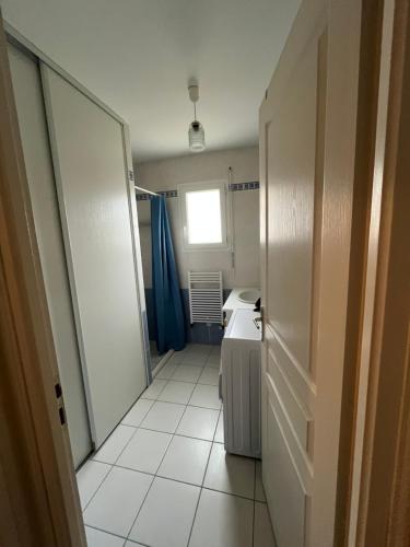 une petite salle de bain avec un lavabo et une fenêtre dans l'établissement Maison familiale de plain pied, grande cour, vélos, très bien équipée, à Saint-Jean-de-Monts