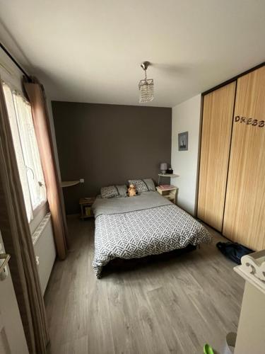 une chambre avec un lit avec un ours en peluche dessus dans l'établissement Maison familiale de plain pied, grande cour, vélos, très bien équipée, à Saint-Jean-de-Monts