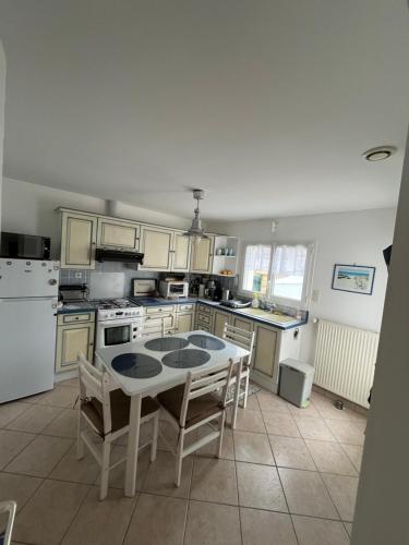 Maison familiale de plain pied, grande cour, vélos, très bien équipée