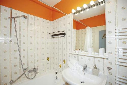 Un baño con ducha, bañera y lavabo. en Gartenstr. 2F, en Westerland