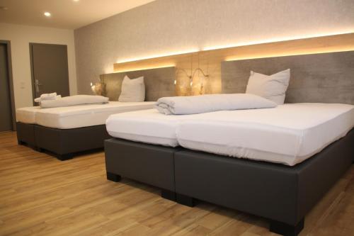 Postel nebo postele na pokoji v ubytování Hotel am Kirschberg