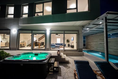 Πισίνα στο ή κοντά στο Villa Bilo Idro ZadarVillas