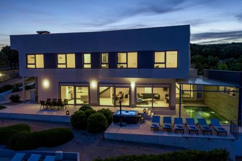 Πισίνα στο ή κοντά στο Villa Bilo Idro ZadarVillas