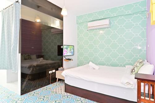 a bedroom with a bed and a green wall at 波斯卡朵親子城堡渡假民宿 in Magong