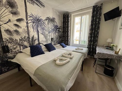 Postel nebo postele na pokoji v ubytování Hotel des Dames