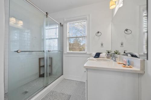 Ένα μπάνιο στο Perfect In-Town location! KINGbed, BBQ and Parking