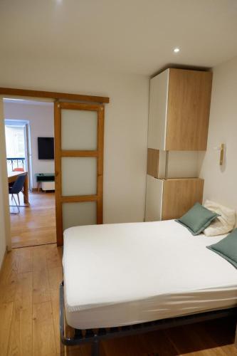 une chambre avec un grand lit blanc dans une pièce dans l'établissement Très bel appartement T2 rue Fesch Ajaccio, à Ajaccio