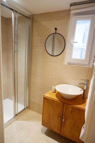 une salle de bain avec un lavabo et une douche en verre dans l'établissement Très bel appartement T2 rue Fesch Ajaccio, à Ajaccio