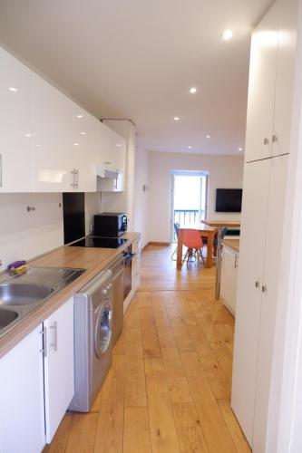 une cuisine avec un évier et un lave-vaisselle dans l'établissement Très bel appartement T2 rue Fesch Ajaccio, à Ajaccio
