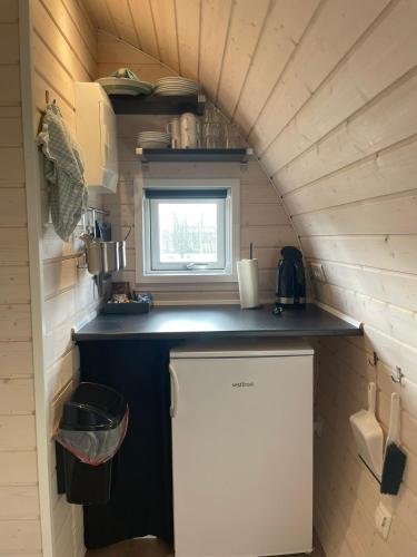 a small kitchen in a tiny house at Helle Aktivitetshotel in Årre
