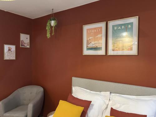 - une chambre avec un canapé et des affiches sur le mur dans l'établissement La Place, à Calais