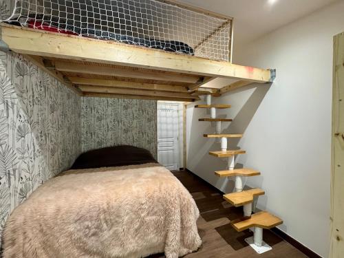 Postel nebo postele na pokoji v ubytování Maisonette les pieds dans l'eau