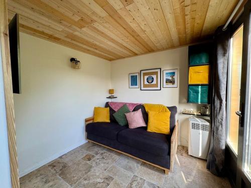 Kuchyň nebo kuchyňský kout v ubytování Maisonette les pieds dans l'eau