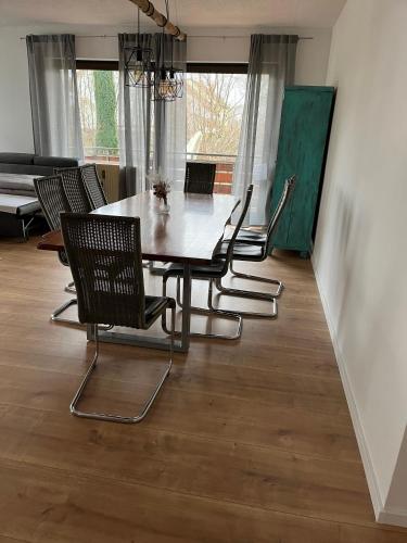 a dining room with a table and chairs at Superschöne 4-Zimmerwohnung in Hallstadt
