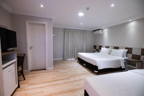 Ένα ή περισσότερα κρεβάτια σε δωμάτιο στο Hotel Rouxinol