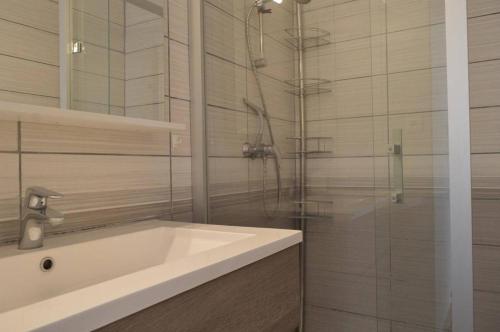 une salle de bain avec un lavabo et une douche en verre dans l'établissement 2 pièces belle vue mer CAP D 'AGDE CT360-435, au Cap d'Agde