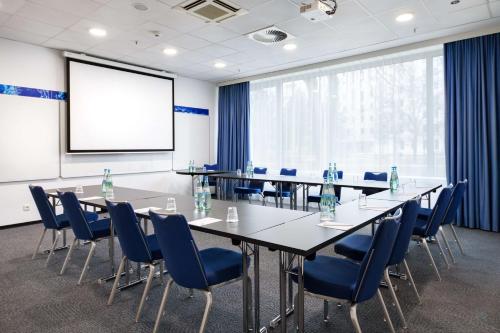 a conference room with a long table and chairs at Park Inn by Radisson Frankfurt Airport in Frankfurt/Main