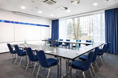 a conference room with a long table and chairs at Park Inn by Radisson Frankfurt Airport in Frankfurt/Main
