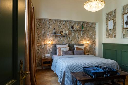 a bedroom with a bed with a blue suitcase on it at B&B l'Inconnu in Roeselare