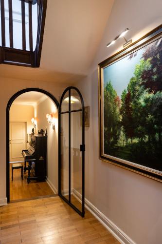 a hallway with a large painting on the wall at B&B l'Inconnu in Roeselare