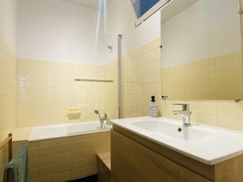 un baño con lavabo y bañera en Le SENS UNIQUE, en Rodez