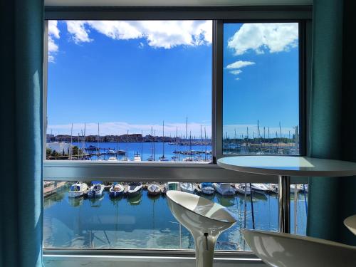 Cap d'Agde Vue Port et Mer Parking Terrasse la Désirade