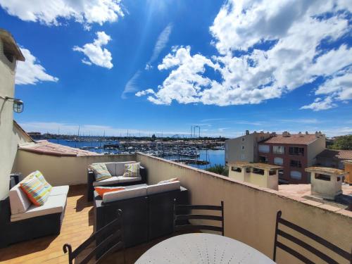 Elle comprend un balcon offrant une vue sur le port. dans l'établissement Cap d'Agde Vue Port et Mer Parking Terrasse la Désirade, au Cap d'Agde