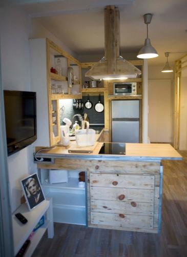 - une cuisine avec une grande île dans une chambre dans l'établissement Appartement T1bis avec jardinet au calme, à Barbotan-les-Thermes