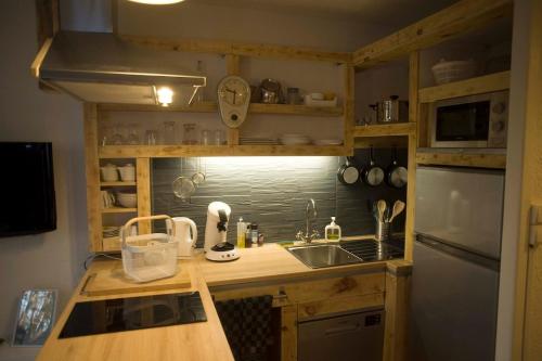 Kuchyň nebo kuchyňský kout v ubytování Appartement T1bis avec jardinet au calme