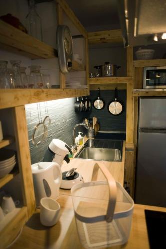 une cuisine avec un évier et un plan de travail dans l'établissement Appartement T1bis avec jardinet au calme, à Barbotan-les-Thermes