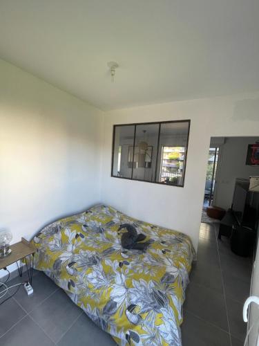 une chambre avec un lit et une fenêtre dans l'établissement Apartment in Montpellier, à Montpellier