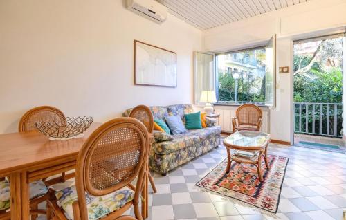 Χώρος καθιστικού στο 2 Bedroom Awesome Apartment In Chiavari