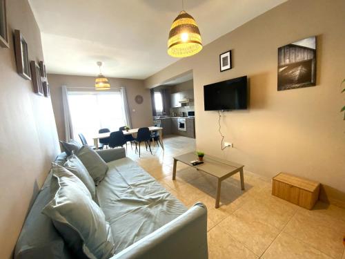 2Br Apt - 5mins walk to the Beach with Internet access