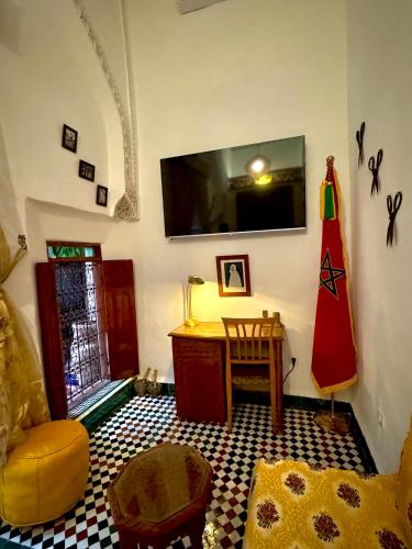 Una televisión o centro de entretenimiento en Riad Phœnix
