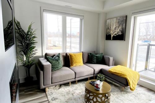 Χώρος καθιστικού στο Chic Contemporary 2 bedroom Minutes from the falls