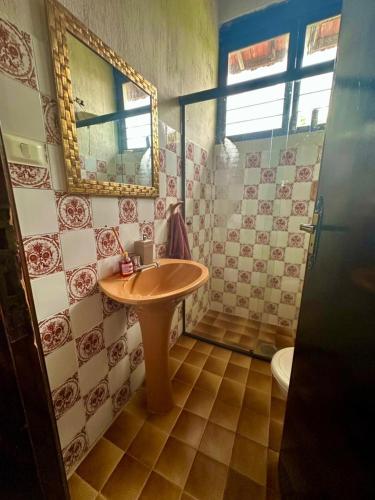 a bathroom with a sink and a mirror at Sitio mirante do Lopo in Vargem