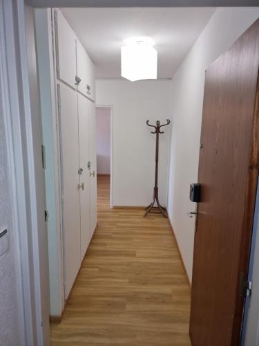 - un couloir avec un tripode au milieu d'une chambre dans l'établissement Les toits de Colmar - Parking, à Colmar