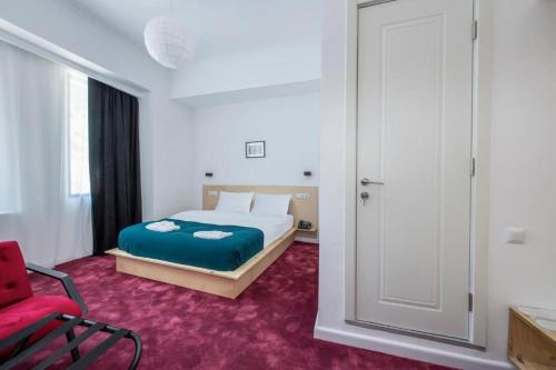 Postel nebo postele na pokoji v ubytování Opera Hotel Tbilisi