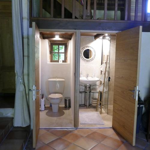 une salle de bain avec toilettes et lavabo dans l'établissement Maison Périgourdine à St Martin des combes 2-7 personnes, à Saint-Martin-des-Combes