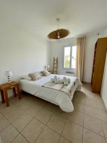 une chambre avec un grand lit et une fenêtre dans l'établissement Coco Sardine, à Saint-Gilles-Croix-de-Vie