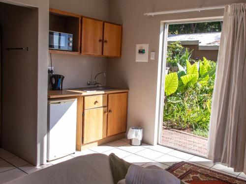 Una cocina o zona de cocina en Riverview Guesthouse