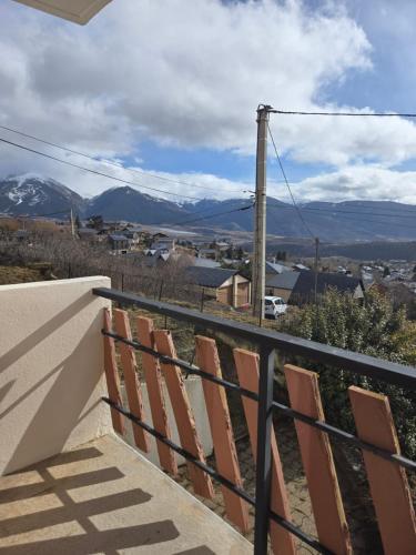 Elle comprend un balcon offrant une vue sur les montagnes. dans l'établissement Catalunya, à Font-Romeu-Odeillo-Via