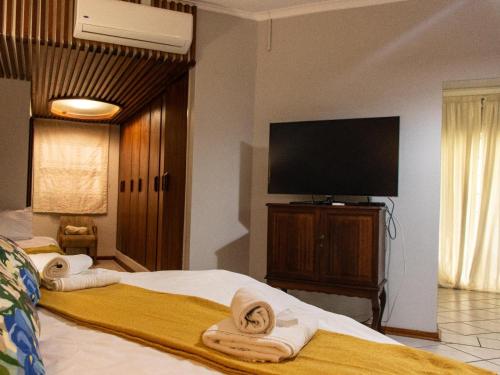 Una televisión o centro de entretenimiento en Riverview Guesthouse
