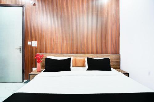 Ένα ή περισσότερα κρεβάτια σε δωμάτιο στο Super Collection O Hotel Star Inn Near By Hindon Airforce Mohan Nagar Ghaziabad