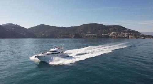 Superbe yacht dans le port de Cannes
