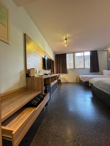Postel nebo postele na pokoji v ubytování Travel Light Hotel