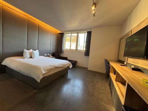 Postel nebo postele na pokoji v ubytování Travel Light Hotel