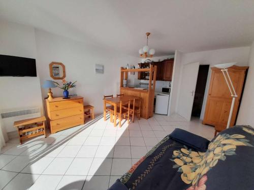 un salon avec un canapé et une table et une cuisine dans l'établissement Studio Cabine Face à la Mer avec Accès Direct à la Grande Plage - Saint-Gilles-Croix-de-Vie - FR-1-324-62, à Saint-Gilles-Croix-de-Vie