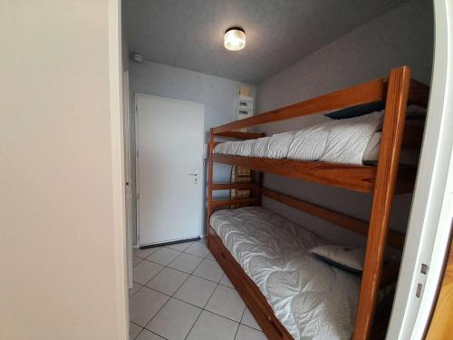 Cette chambre comprend 2 lits superposés et un couloir. dans l'établissement Studio Cabine Face à la Mer avec Accès Direct à la Grande Plage - Saint-Gilles-Croix-de-Vie - FR-1-324-62, à Saint-Gilles-Croix-de-Vie
